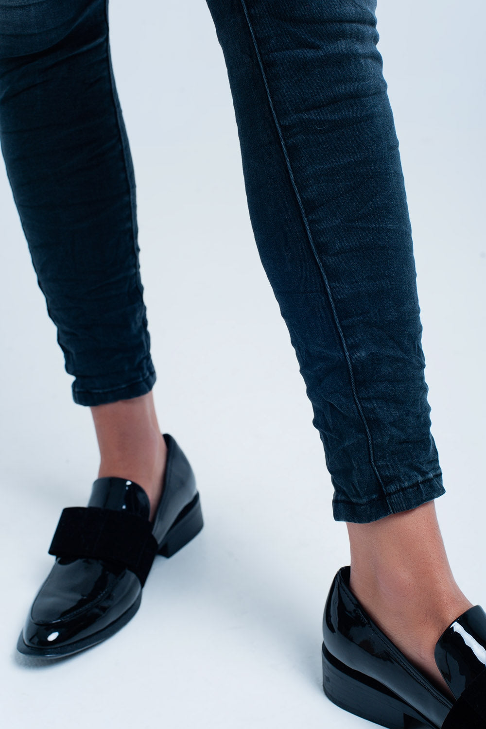 Black wrinkled skinny high-waisted jeans