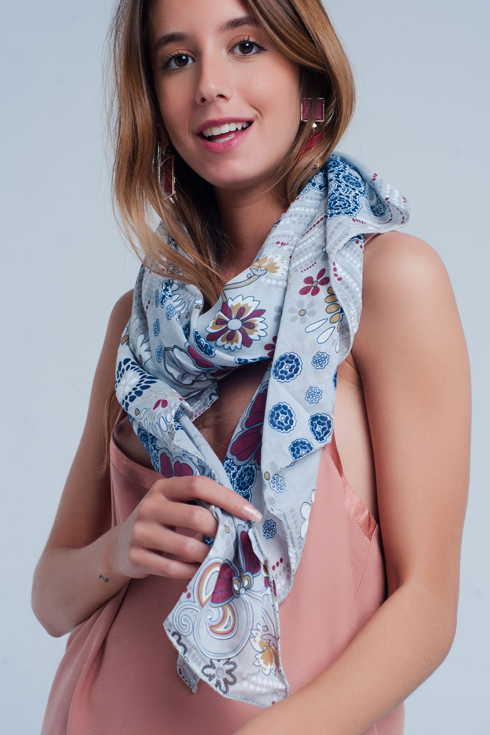Grey scarf with flower print