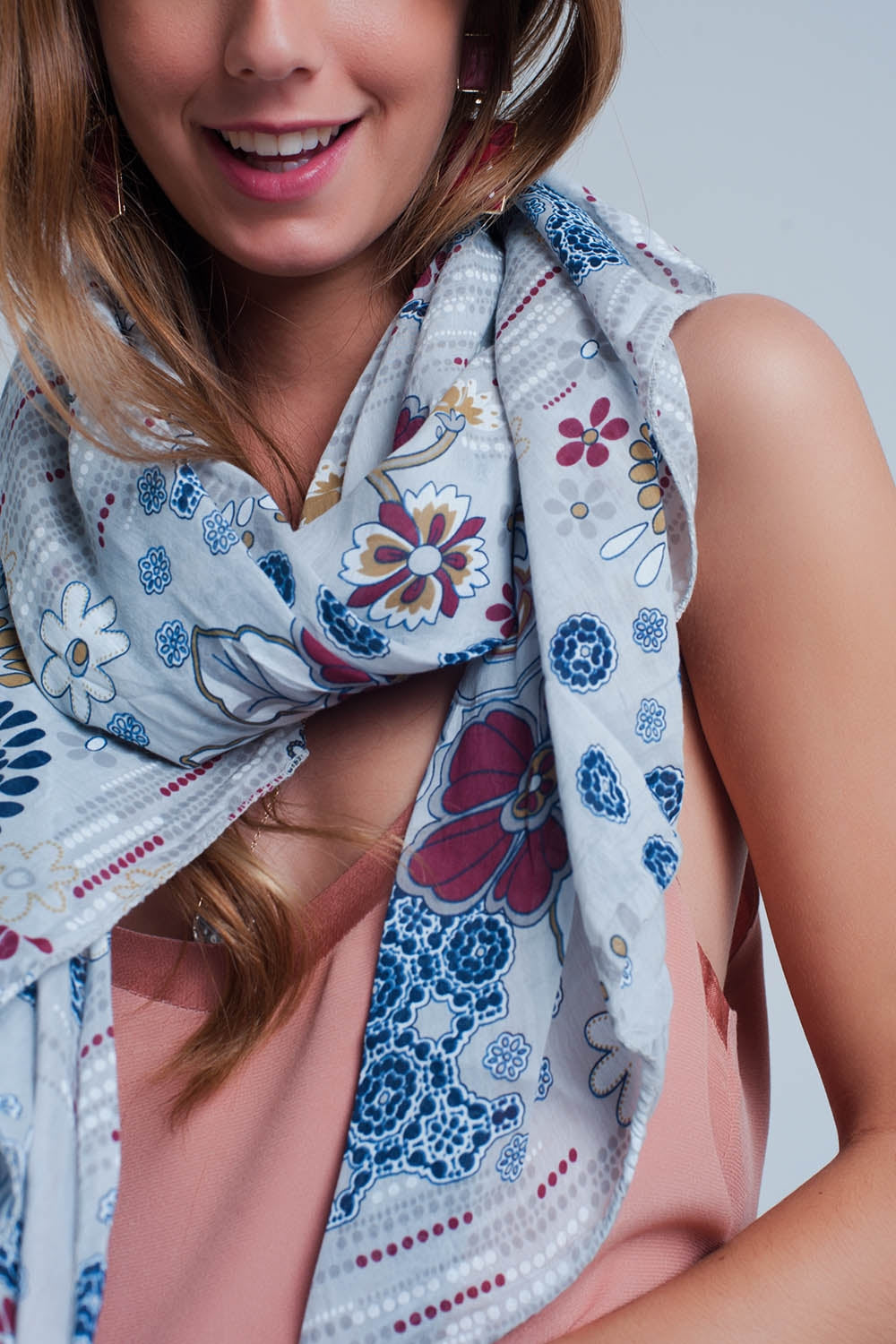 Grey scarf with flower print