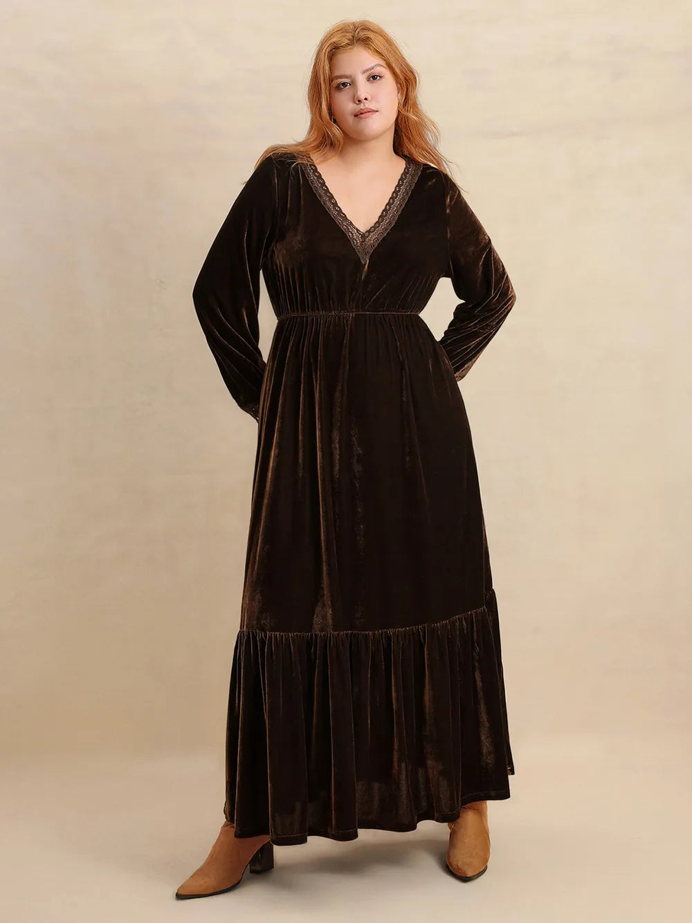 Vestido midi plus size com decote em V e manga comprida e detalhe em renda