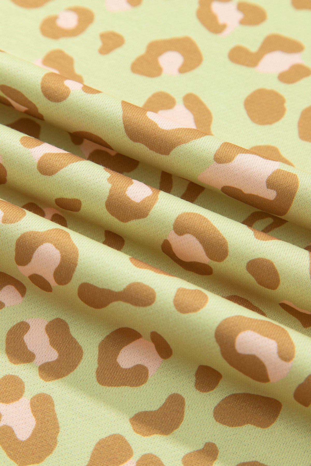 Top de manga comprida castanho de tamanho grande com padrão leopardo e detalhes em bolinhas