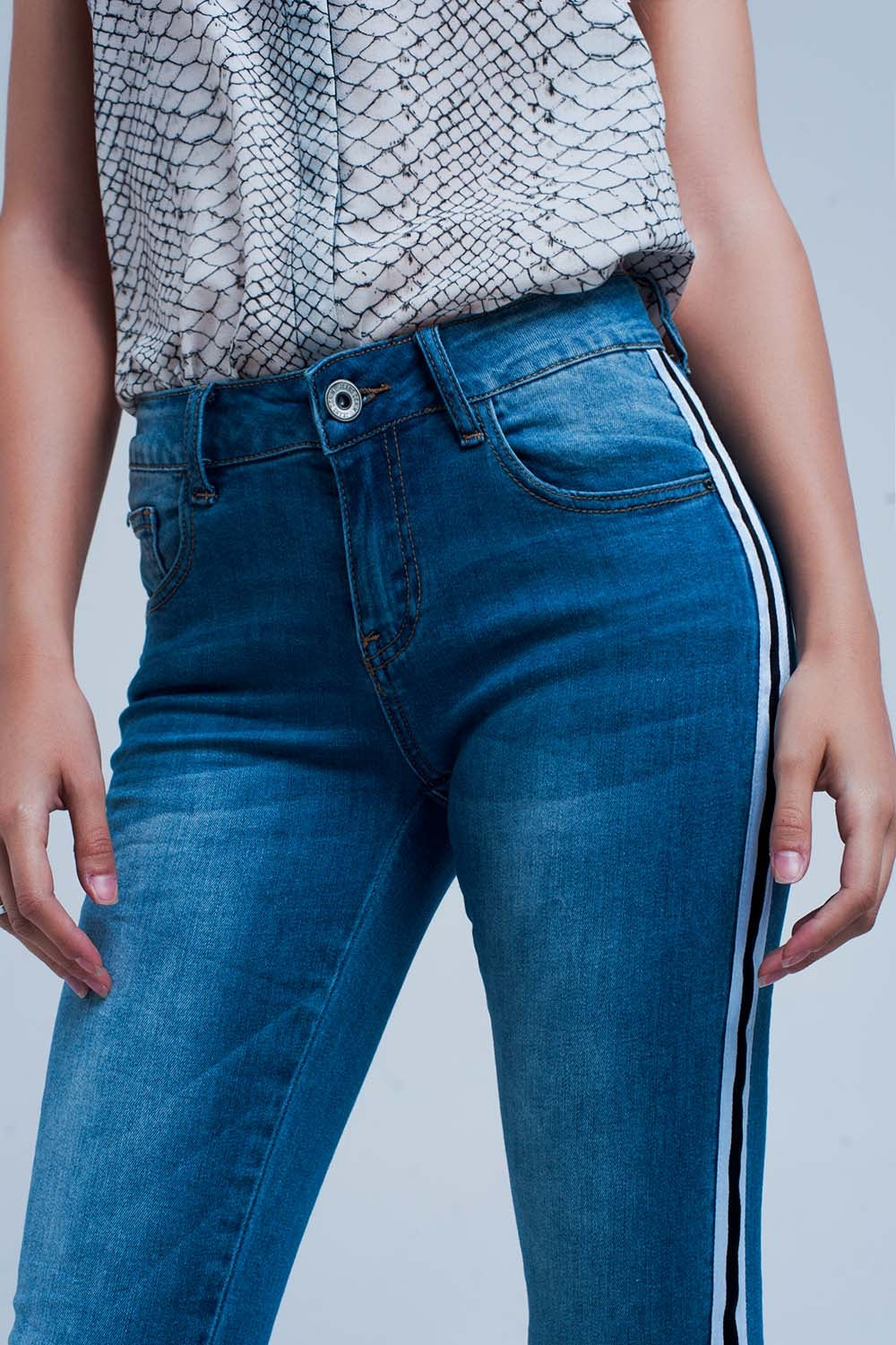 Denim jeans with crinkled legs and side stripe