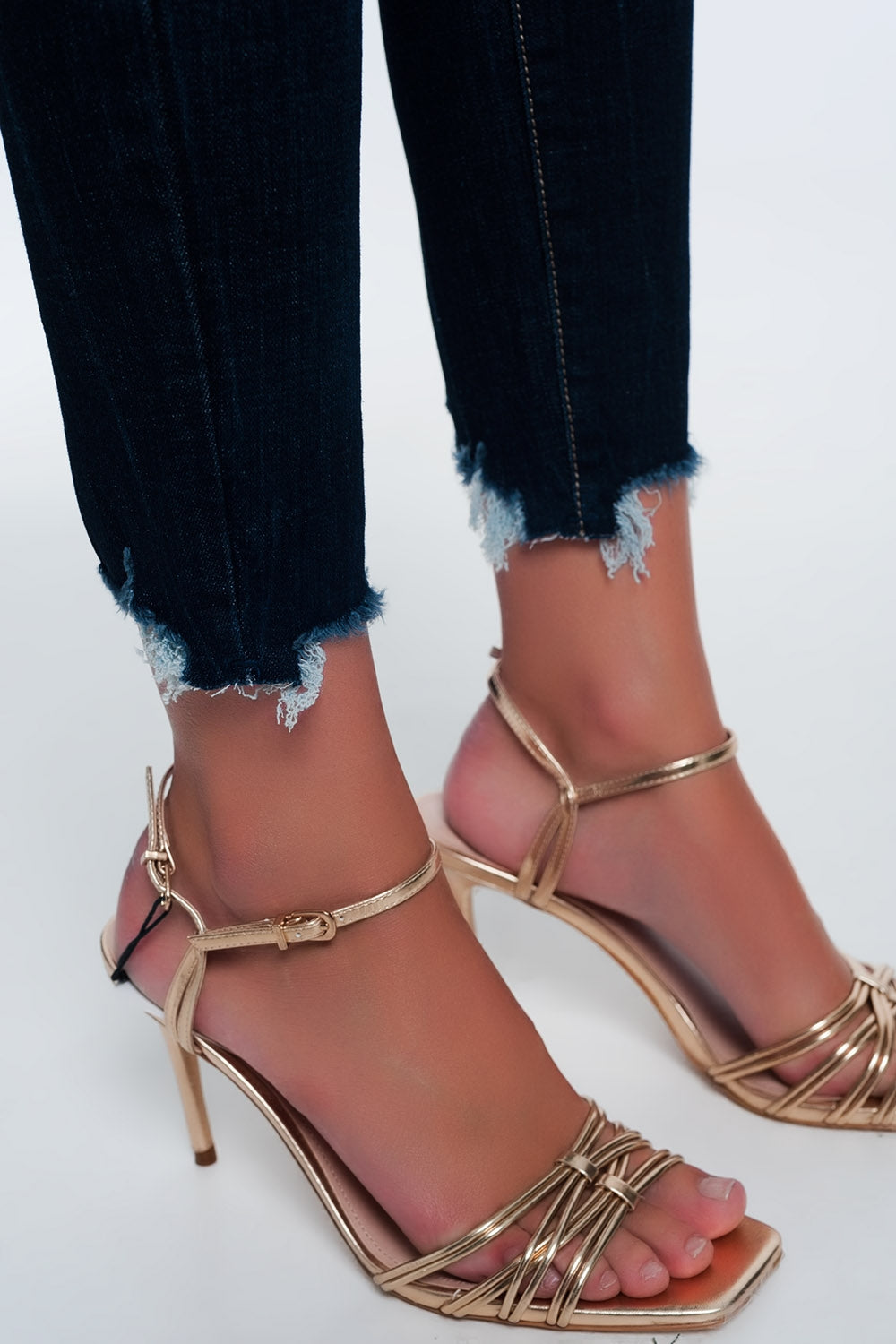 mid rise jeans in bright blue with raw hem - Denim