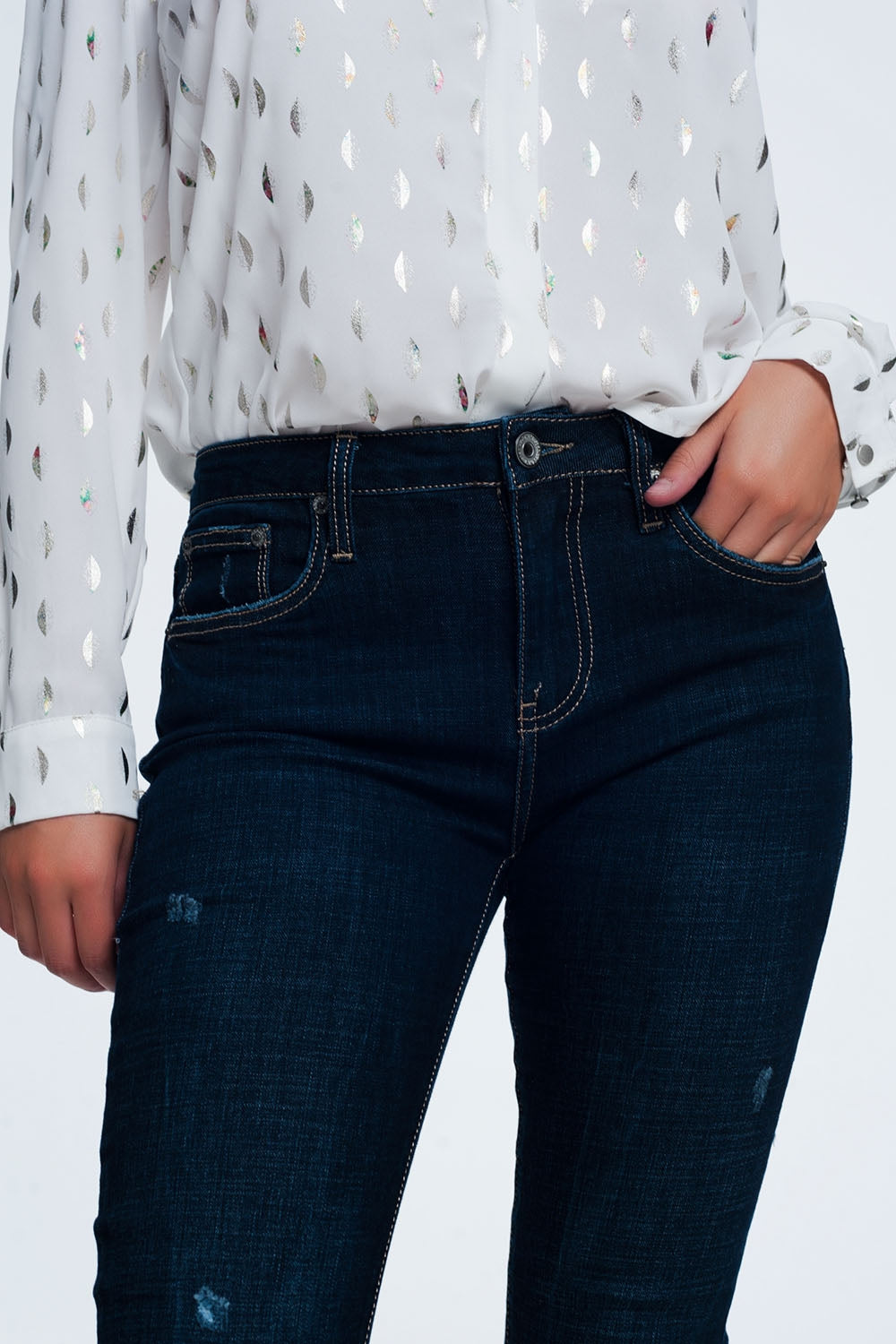 mid rise jeans in bright blue with raw hem - Denim