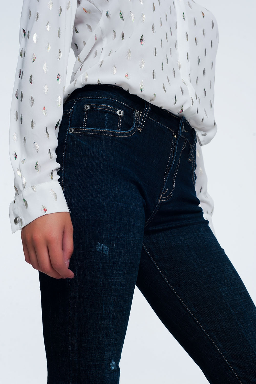 mid rise jeans in bright blue with raw hem - Denim