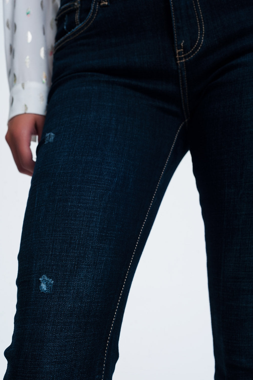 mid rise jeans in bright blue with raw hem - Denim