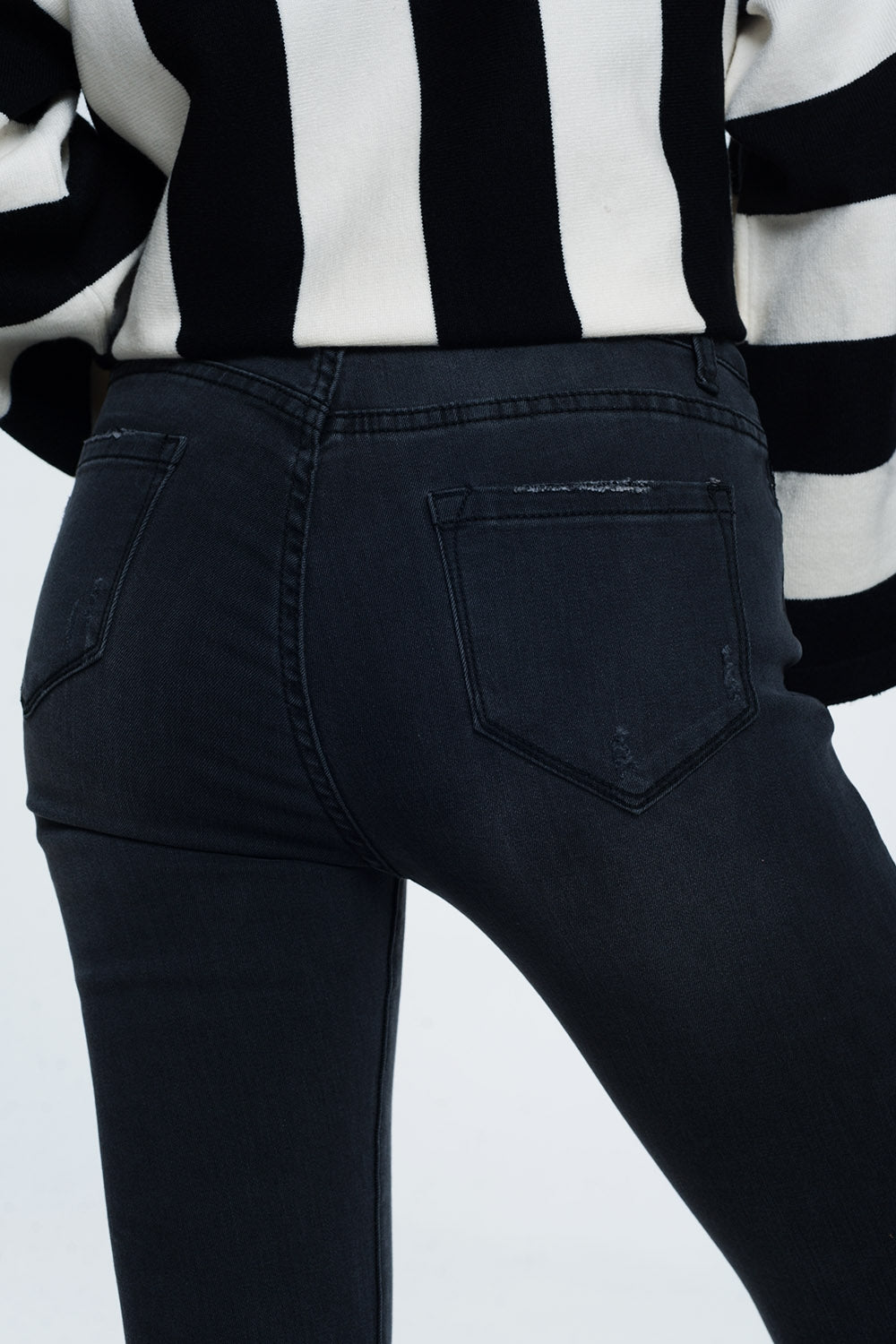 Distressed skinny jeans in black