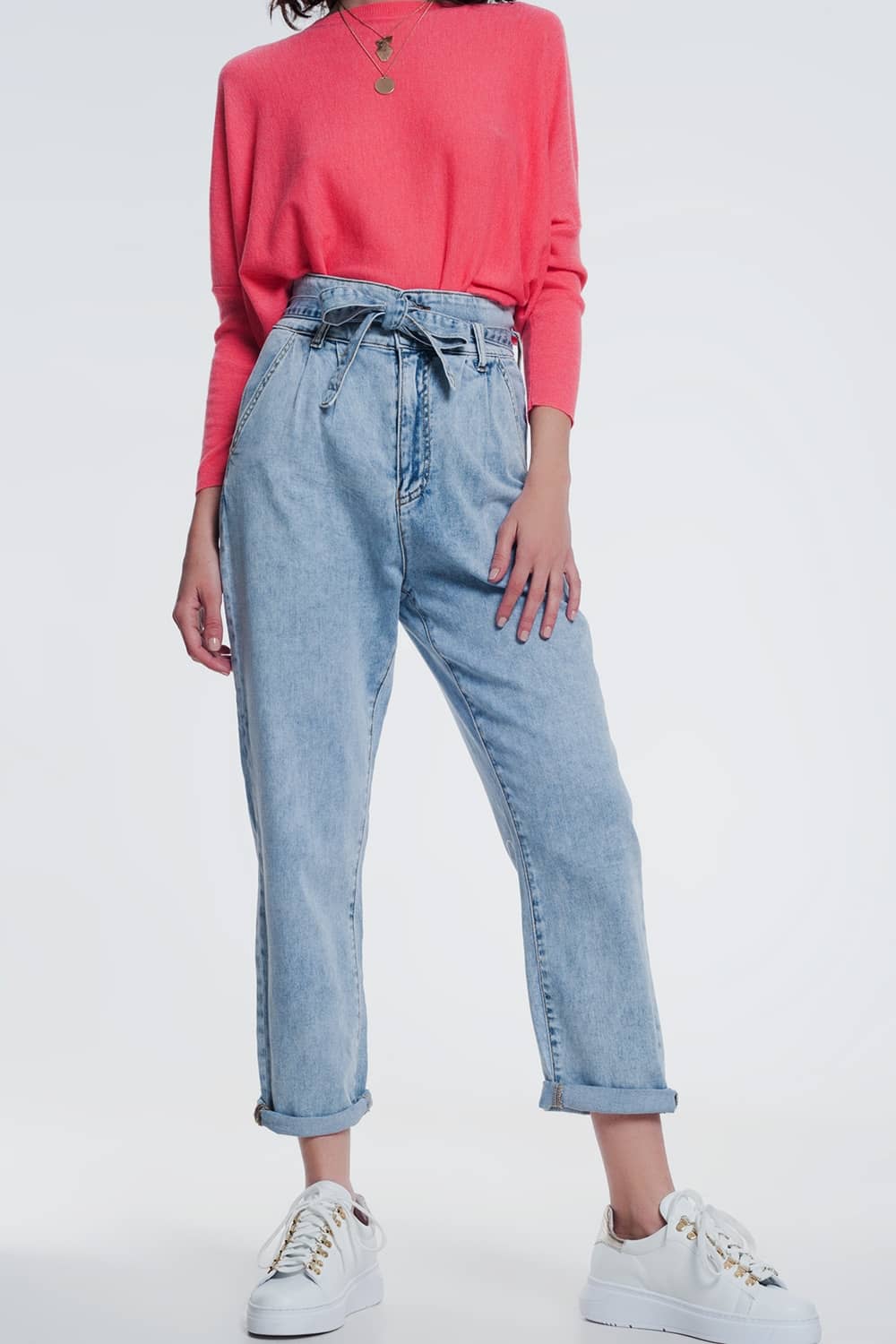 Straight cut jeans in light denim with belt