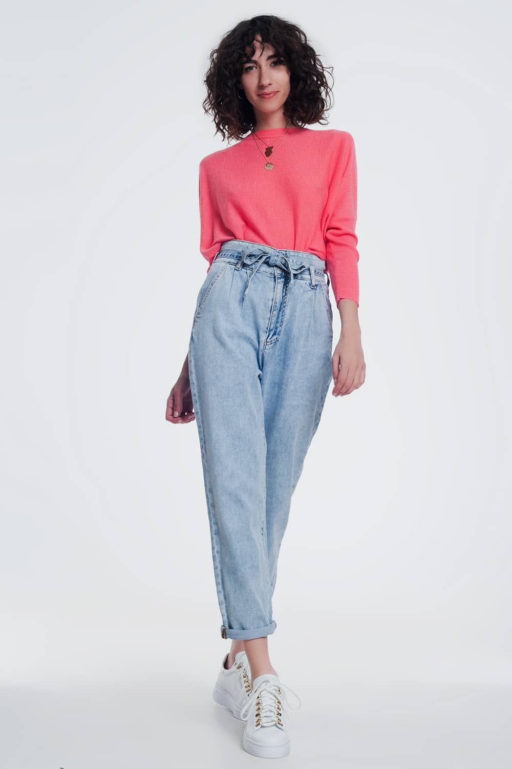 Straight cut jeans in light denim with belt
