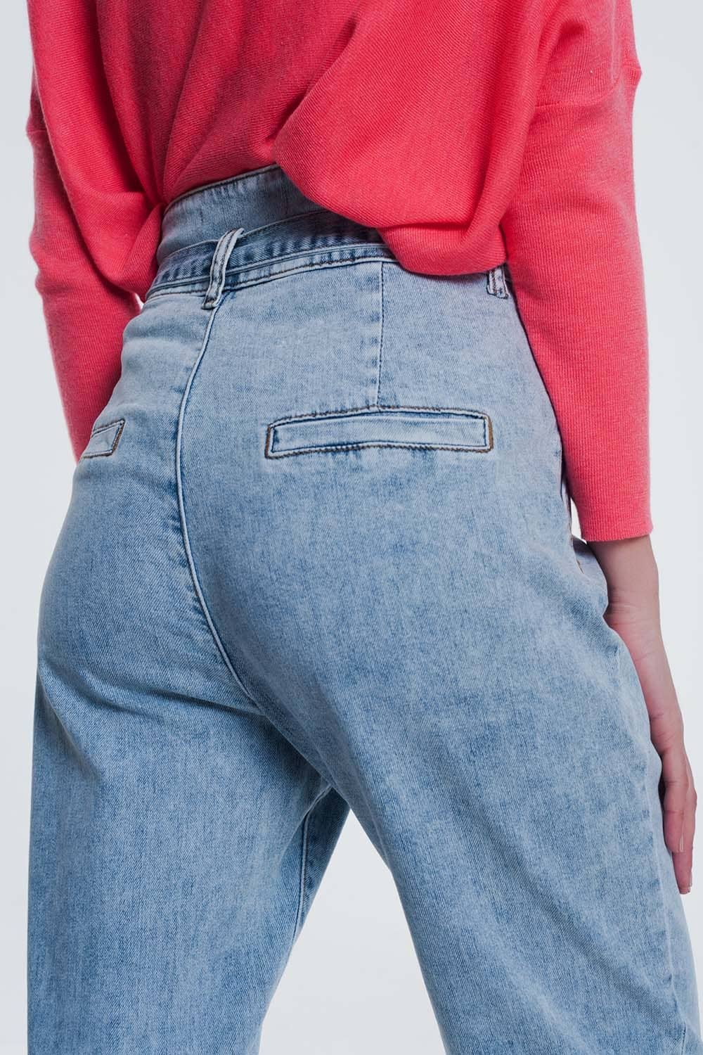 Straight cut jeans in light denim with belt