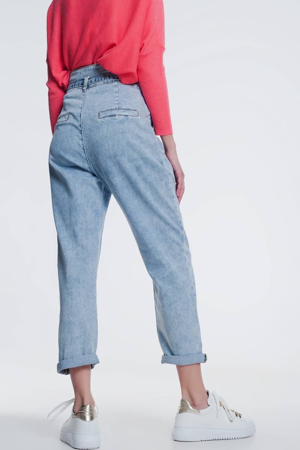 Straight cut jeans in light denim with belt