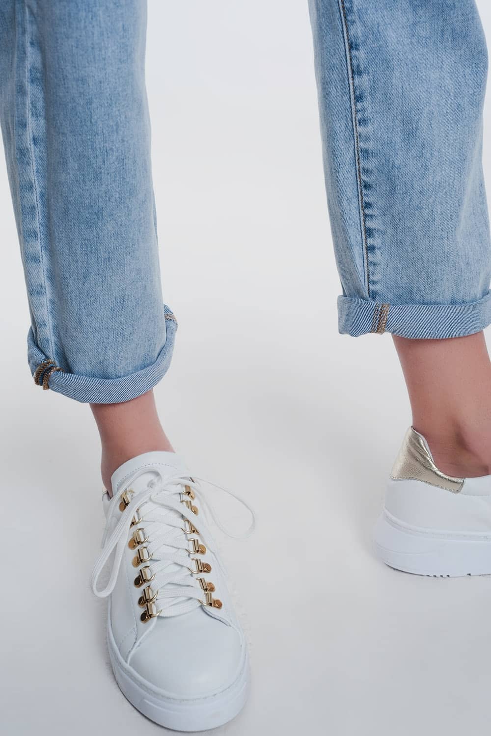 Straight cut jeans in light denim with belt