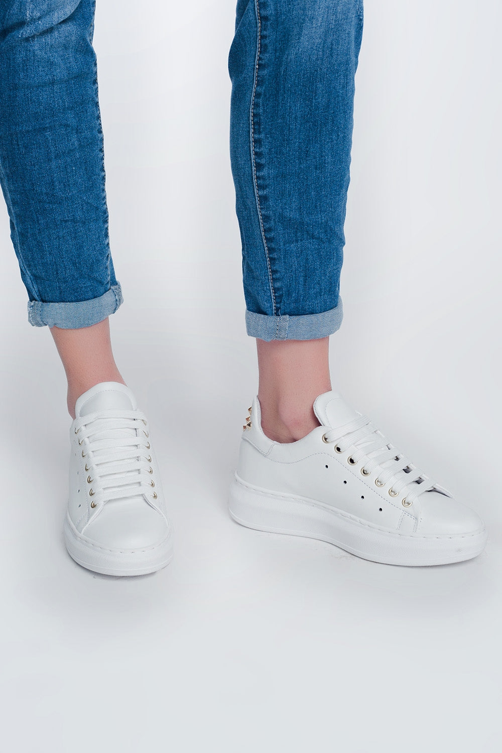 Boyfriend cut jeans with buttons in mid blue wash - Denim