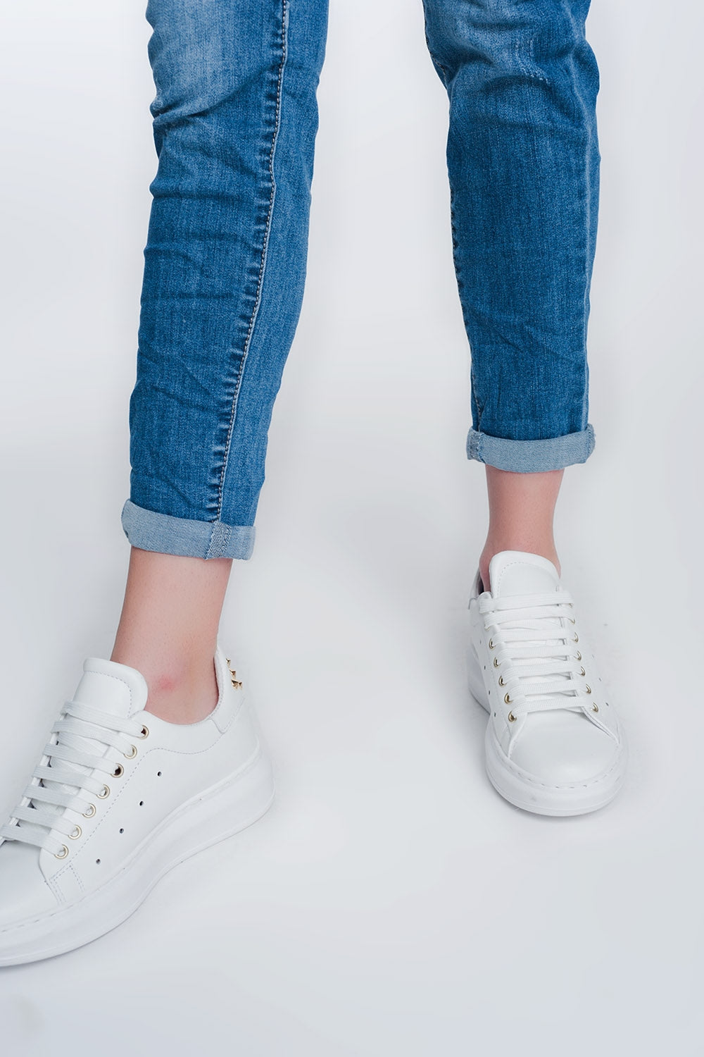 Boyfriend cut jeans with buttons in mid blue wash - Denim