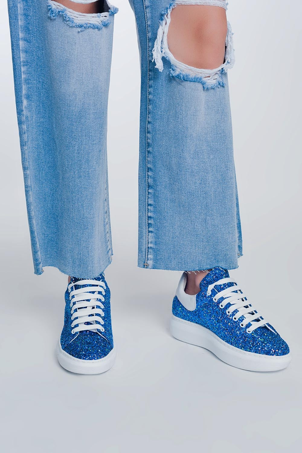 wide leg cropped raw hem jeans in light blue - Denim