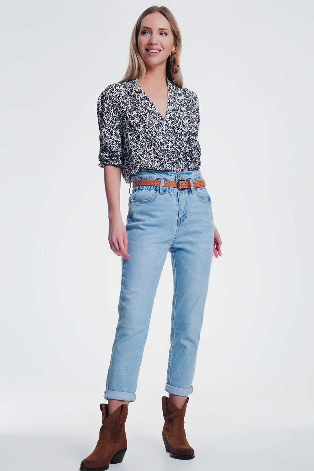 high waist mom jeans with belt in light denim - Denim