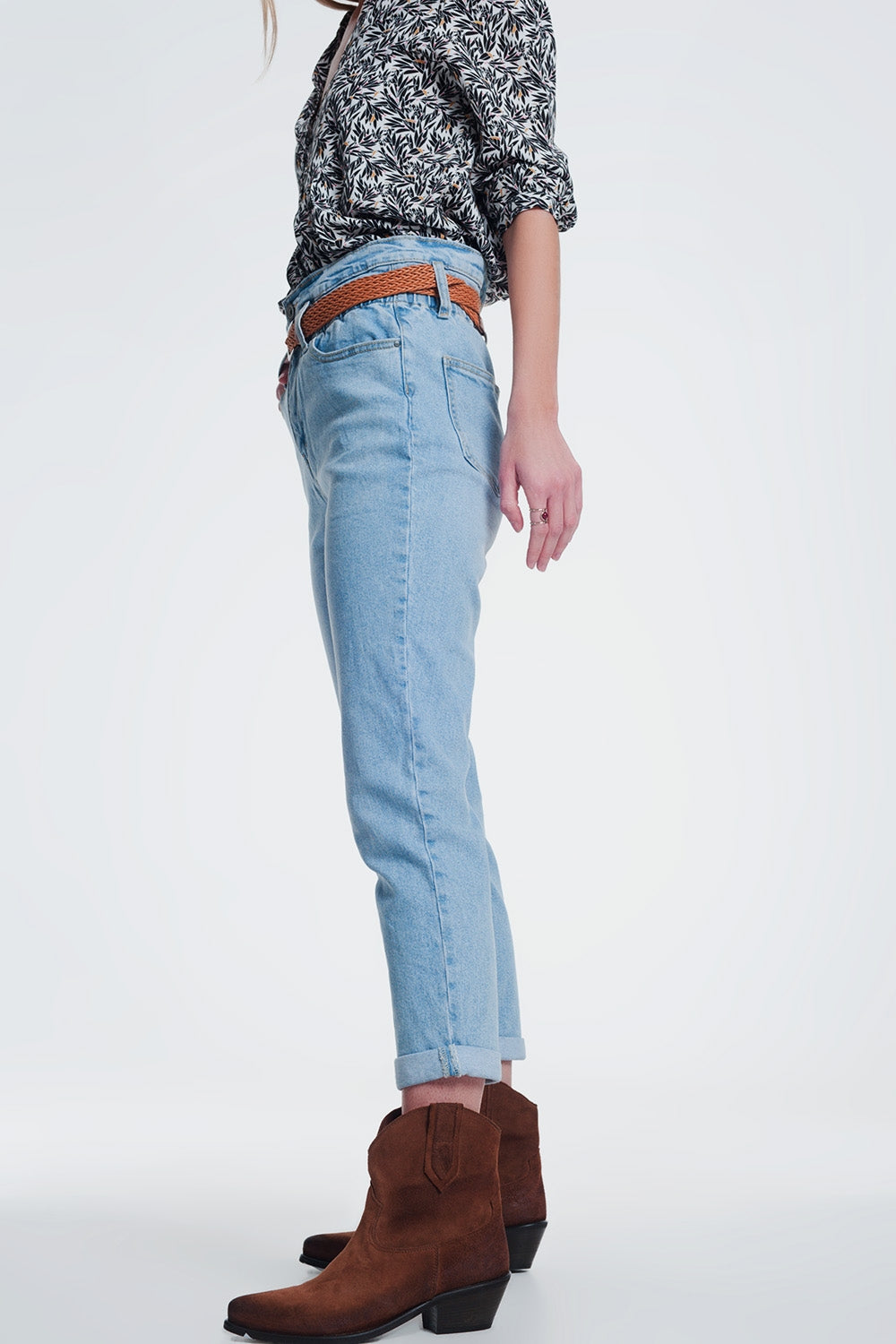 high waist mom jeans with belt in light denim - Denim