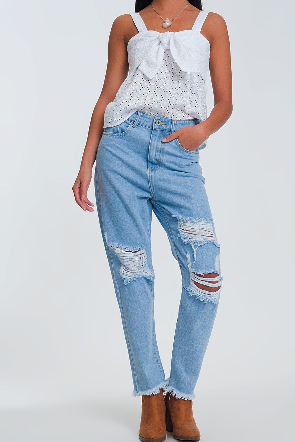 Jean mom taille haute en jean clair, déchiré aux genoux