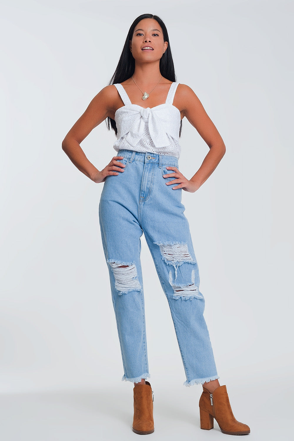 High waist mom jeans with busted knees in light denim - Denim