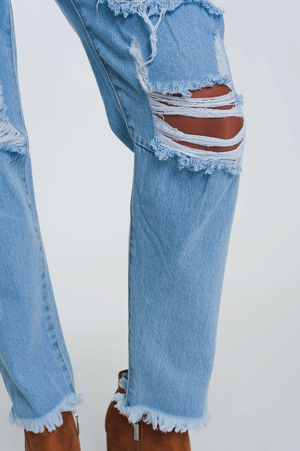 High waist mom jeans with busted knees in light denim - Denim