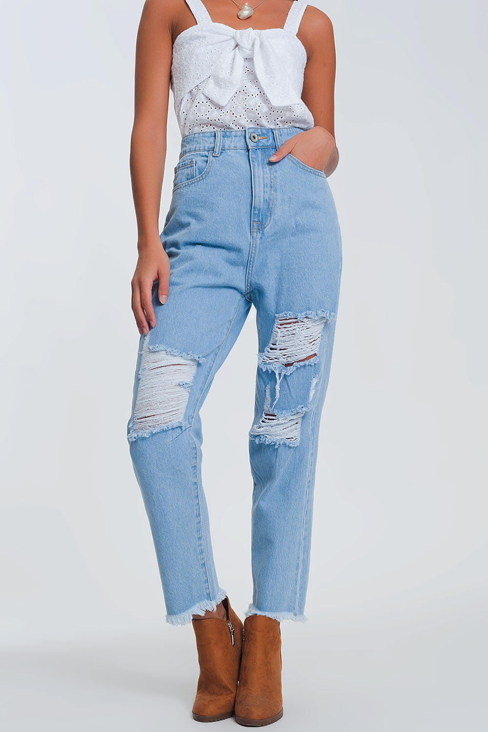High waist mom jeans with busted knees in light denim - Denim