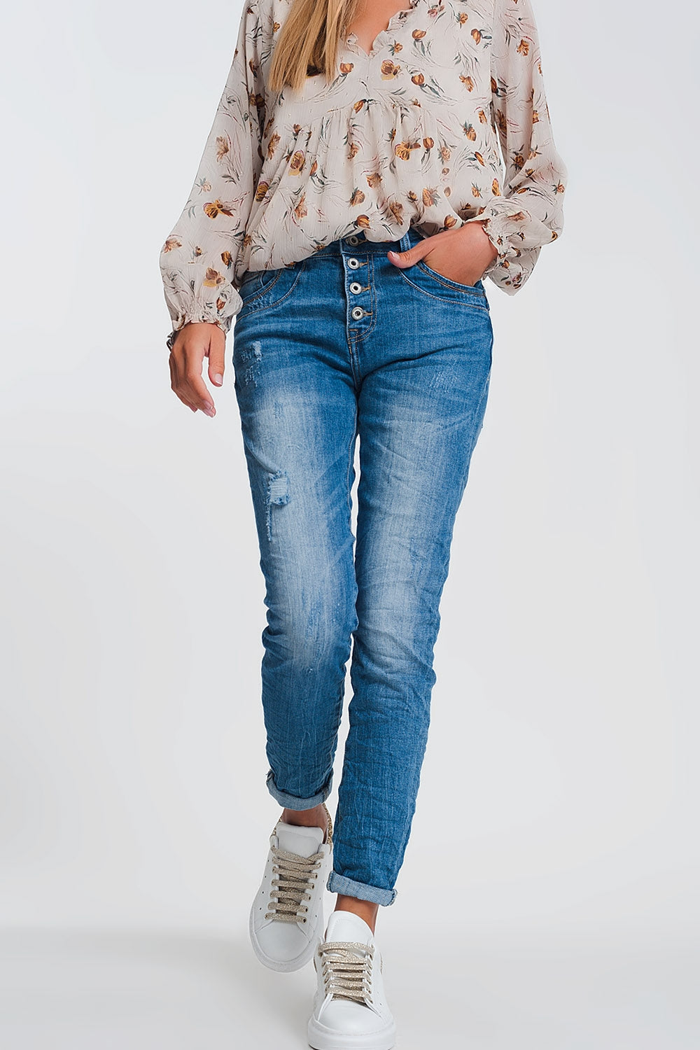 Wrinkled boyfriend jeans in light denim with ripped details - Denim