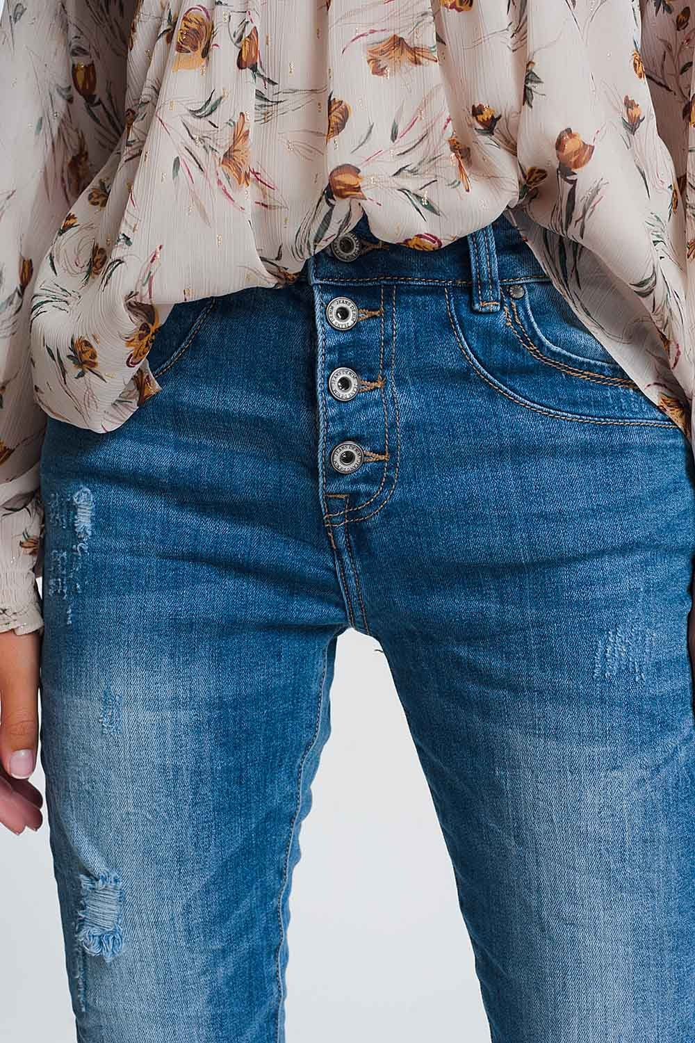 Wrinkled boyfriend jeans in light denim with ripped details - Denim
