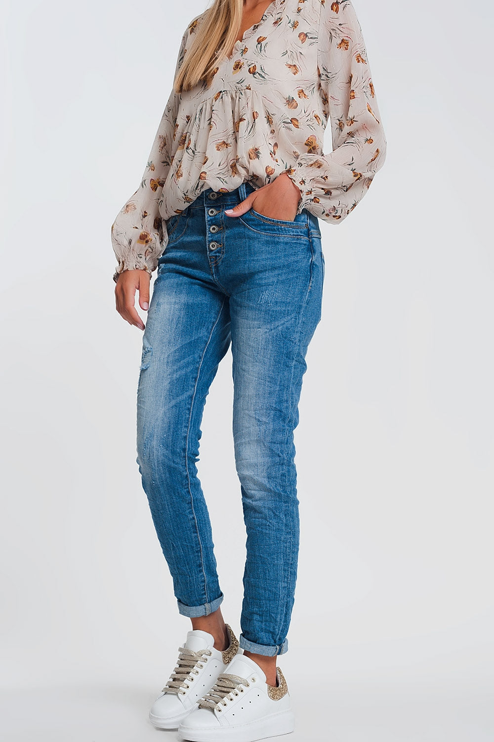 Wrinkled boyfriend jeans in light denim with ripped details - Denim