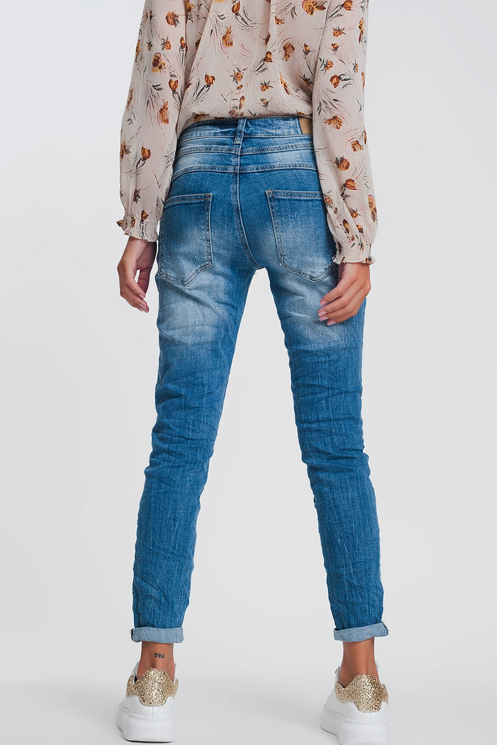 Wrinkled boyfriend jeans in light denim with ripped details - Denim