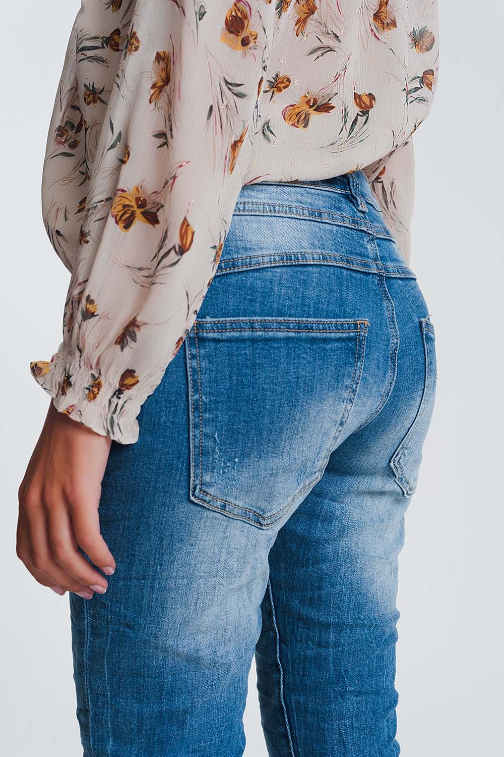 Wrinkled boyfriend jeans in light denim with ripped details - Denim