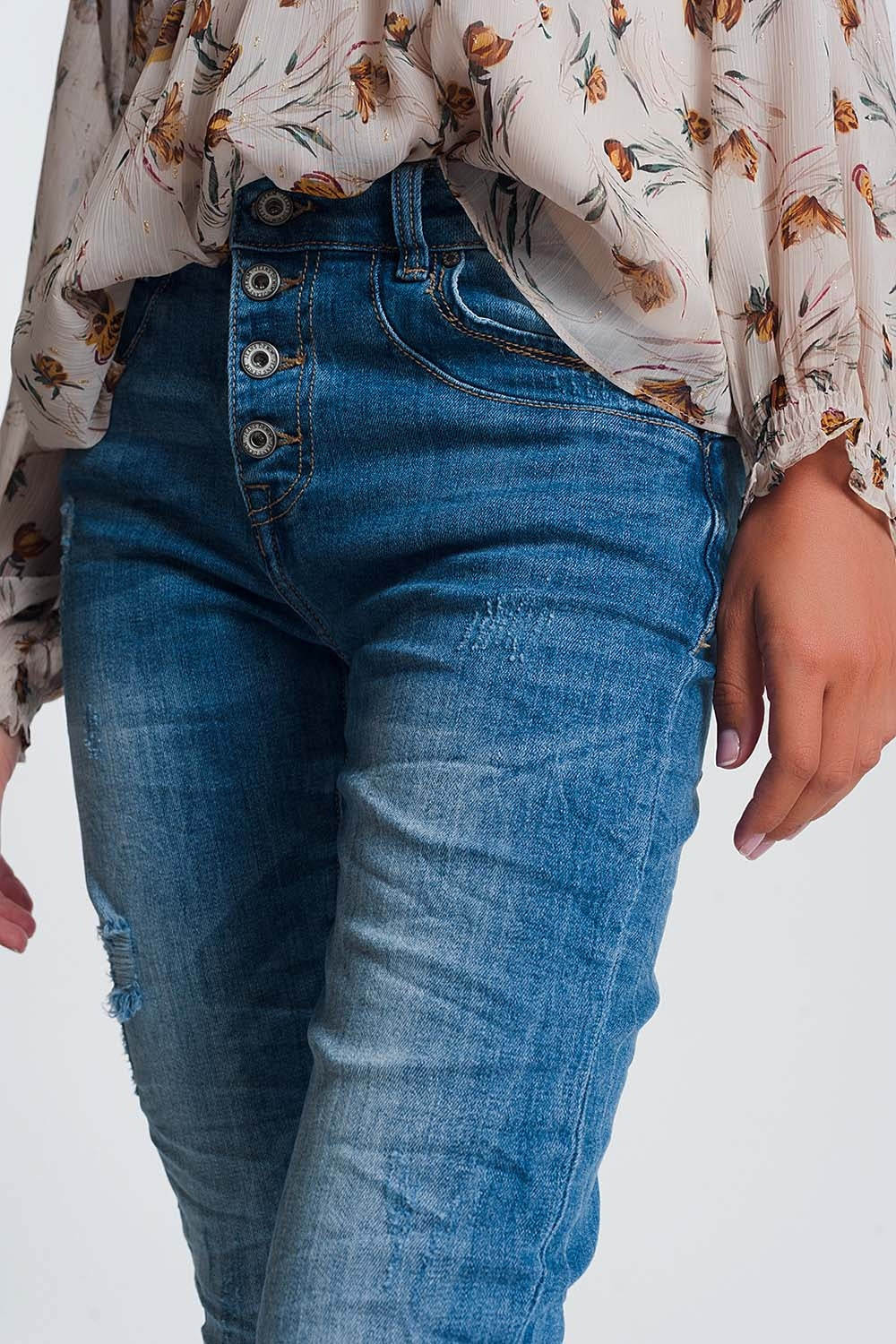 Wrinkled boyfriend jeans in light denim with ripped details - Denim