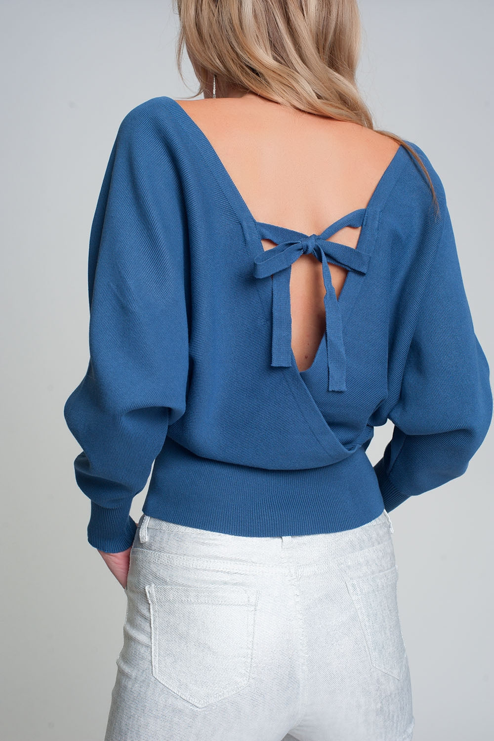 Knitted sweater with V-neck wrapped in blue