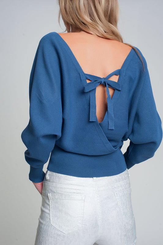 Knitted sweater with V-neck wrapped in blue