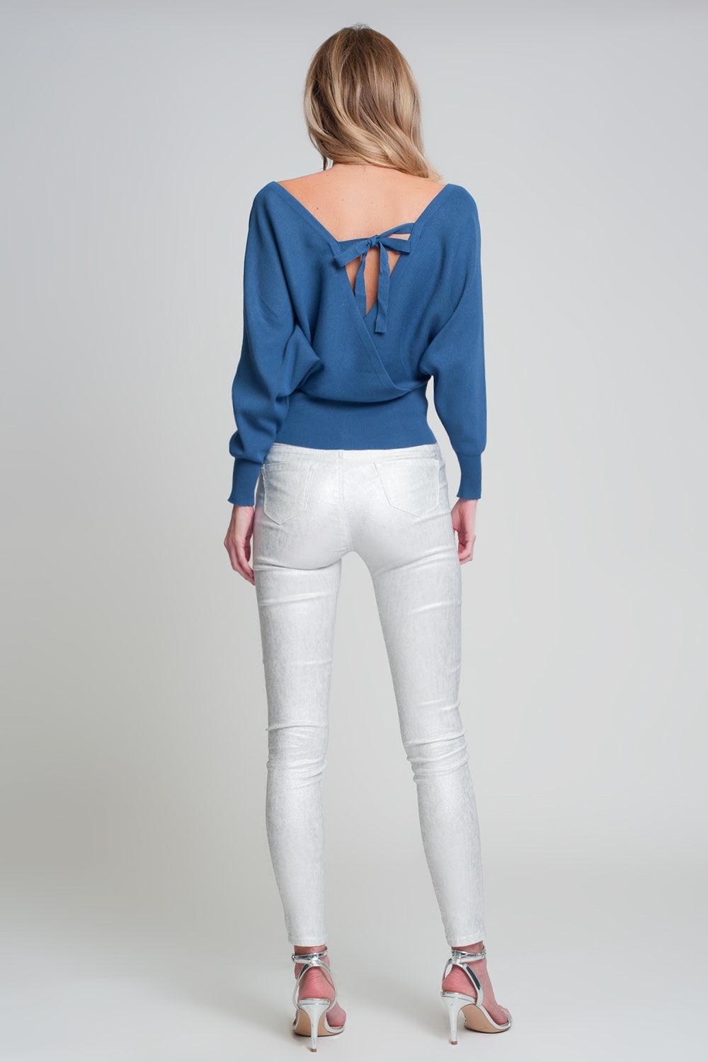 Knitted sweater with V-neck wrapped in blue