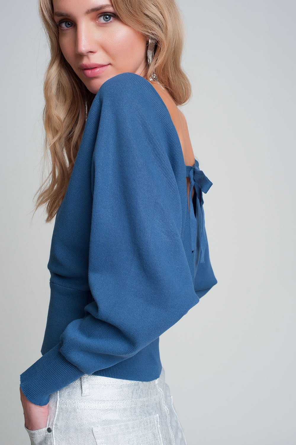 Knitted sweater with V-neck wrapped in blue