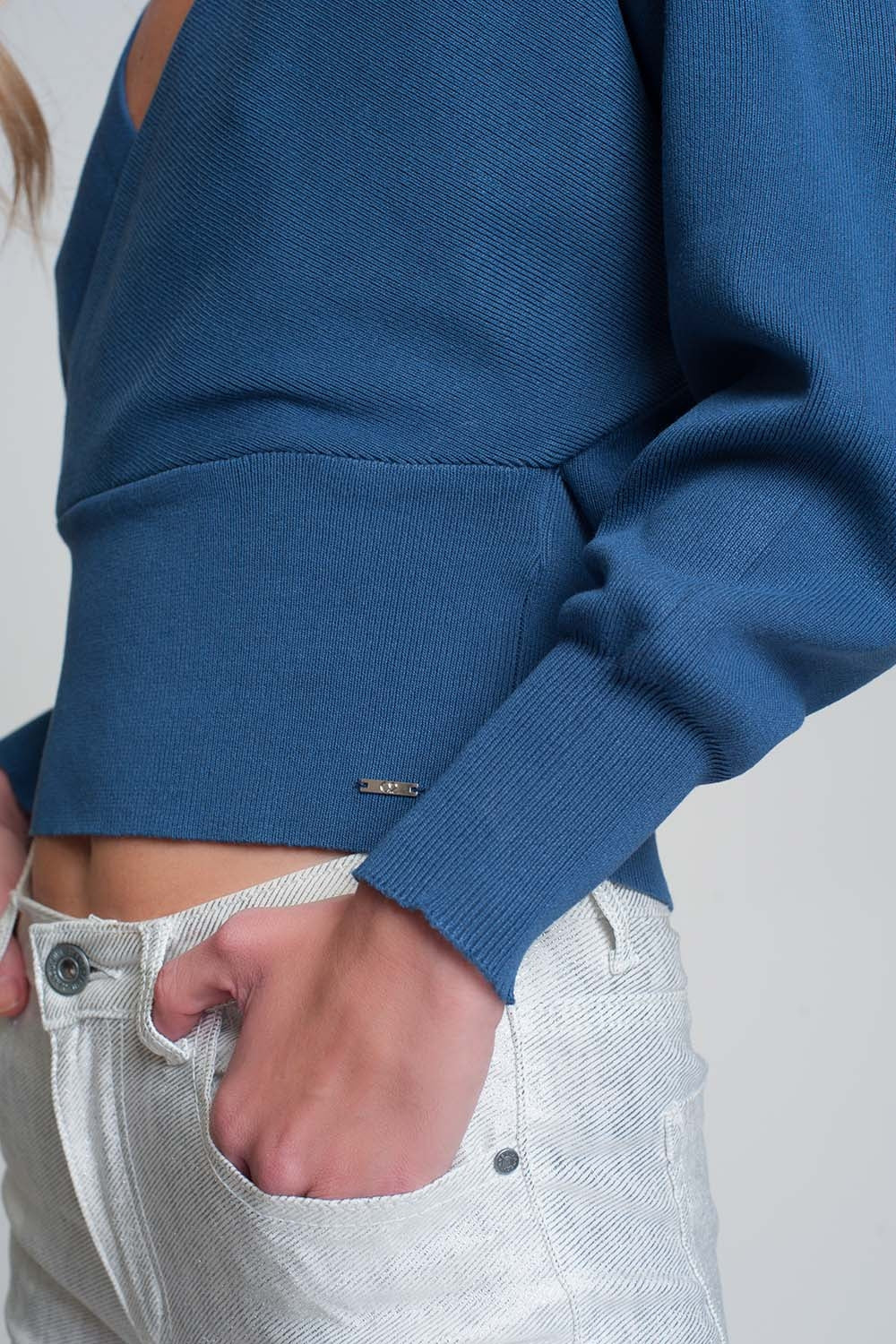 Knitted sweater with V-neck wrapped in blue