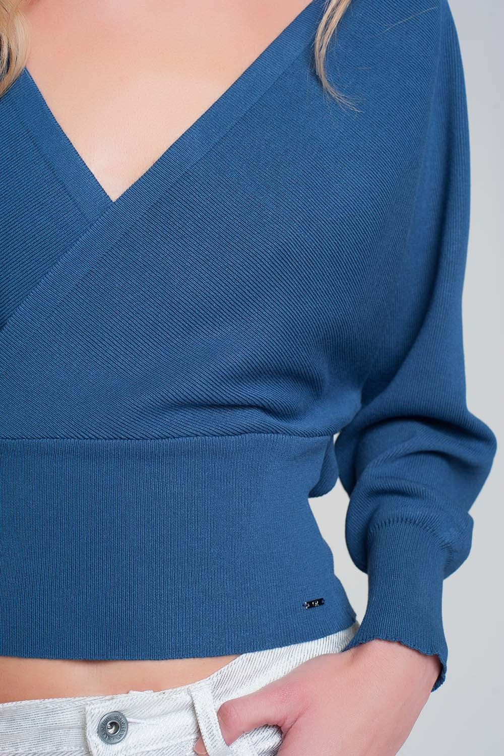 Knitted sweater with V-neck wrapped in blue