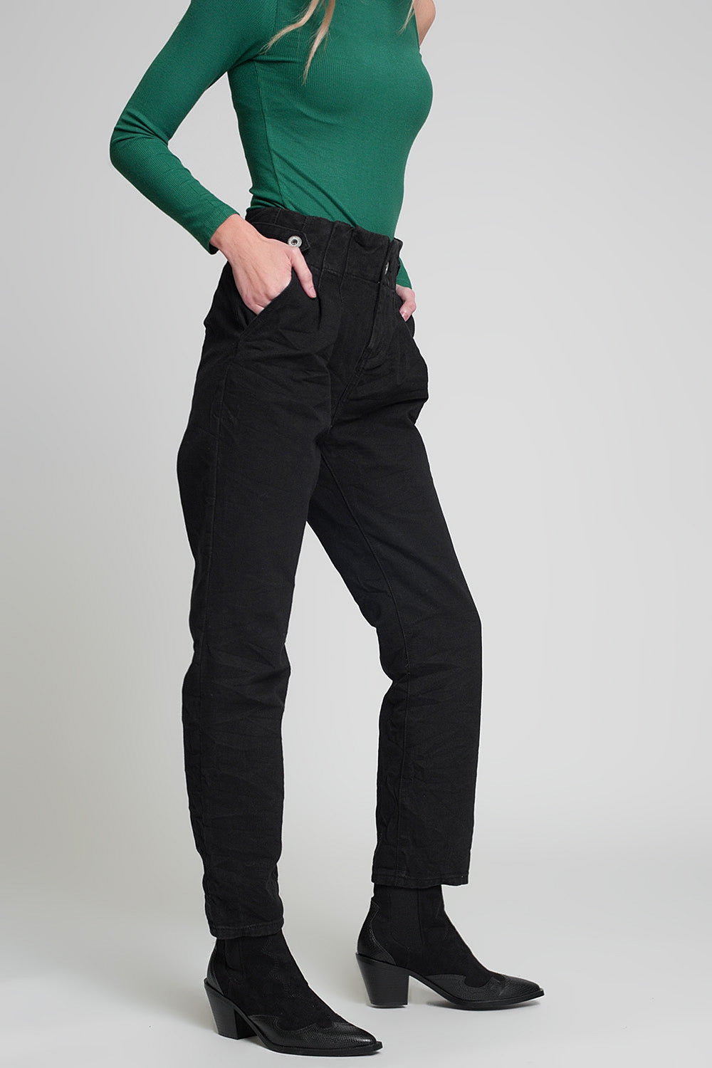 Jeans with paper bag waist and button details in black - Coloured Jeans