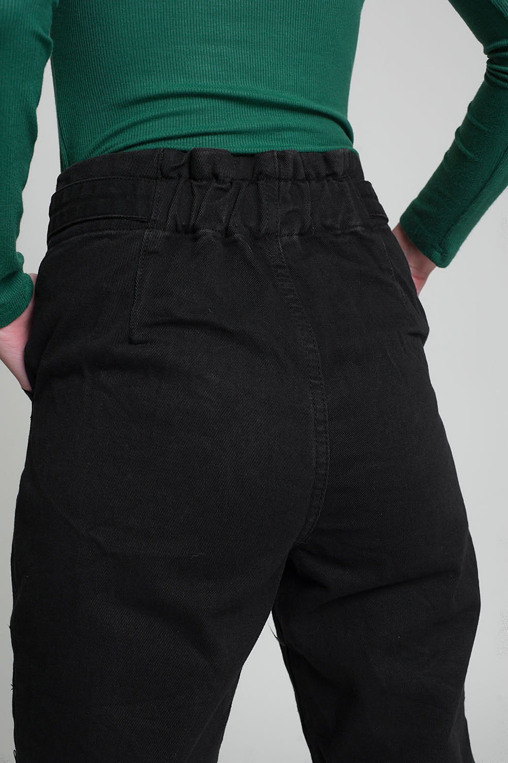 Jeans with paper bag waist and button details in black - Coloured Jeans