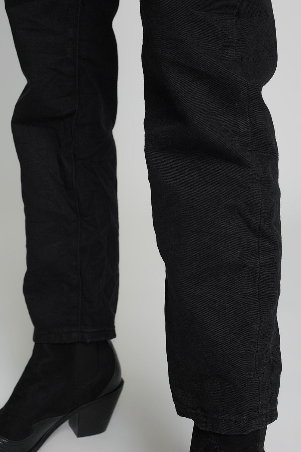 Jeans with paper bag waist and button details in black - Coloured Jeans