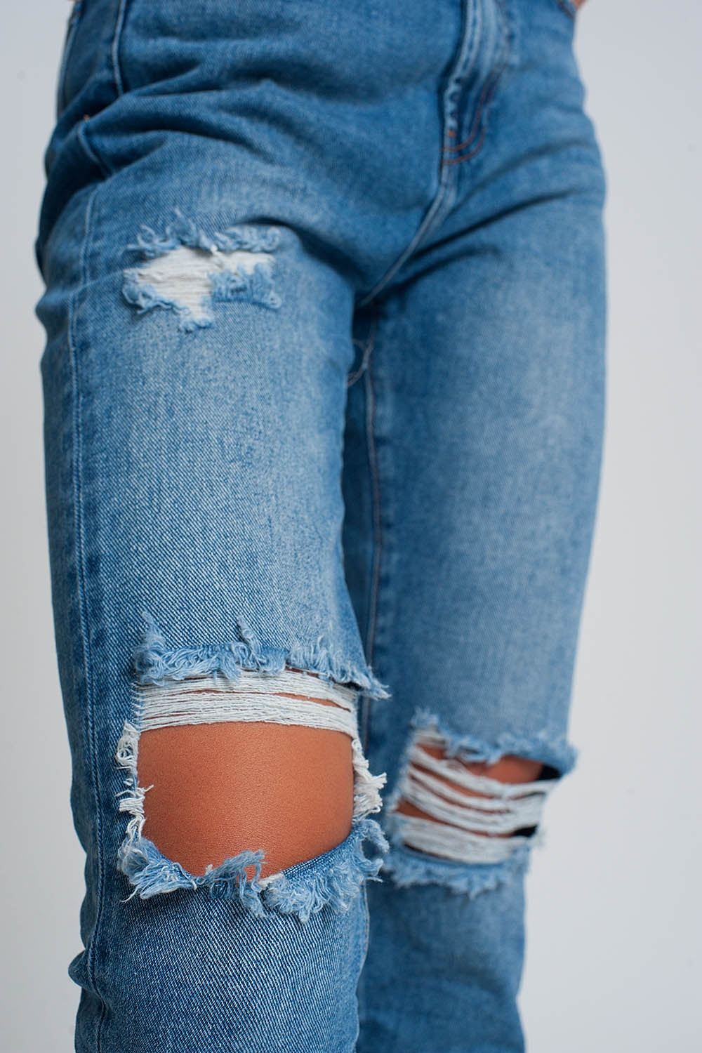 High waist mom jeans with ripped knees in dark wash blue - Denim
