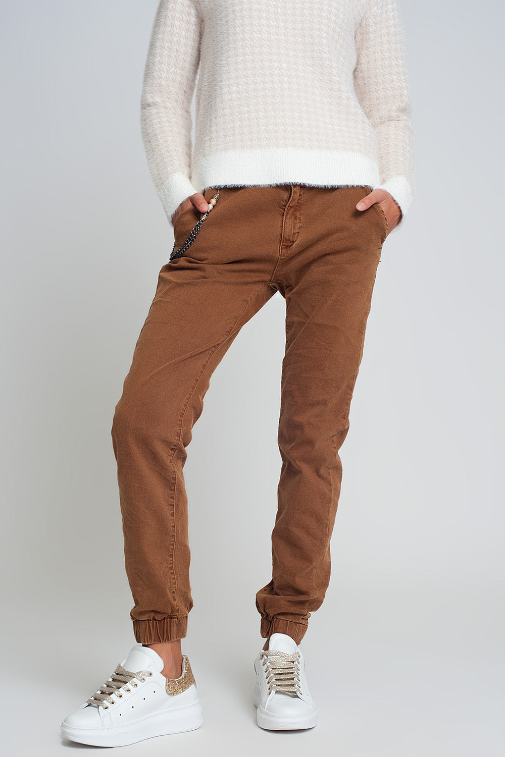 Cuffed utility pants with chain in brown - Coloured Jeans