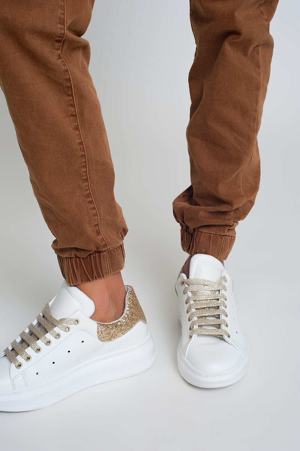 Cuffed utility pants with chain in brown - Coloured Jeans