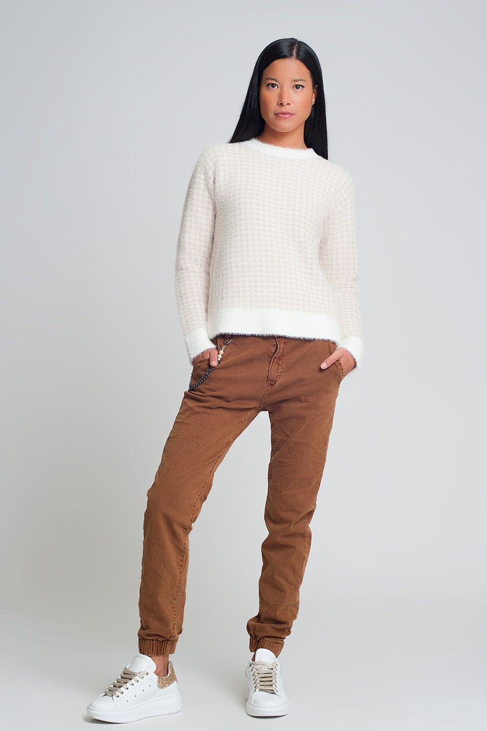 Cuffed utility pants with chain in brown - Coloured Jeans