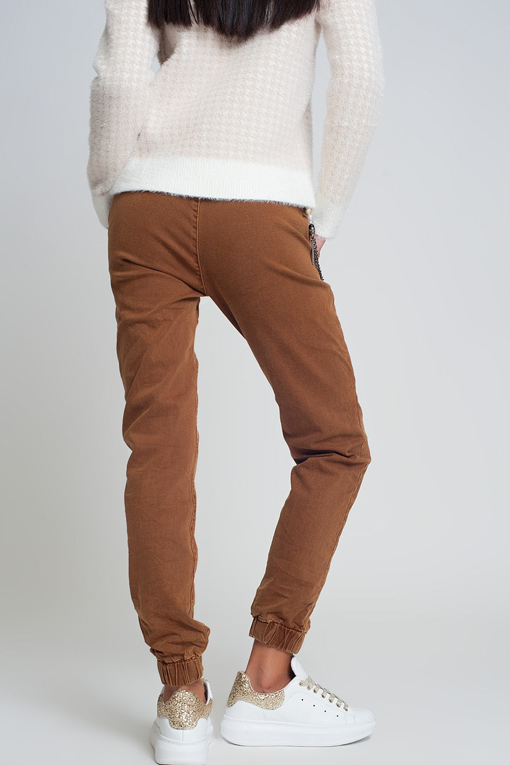 Cuffed utility pants with chain in brown - Coloured Jeans