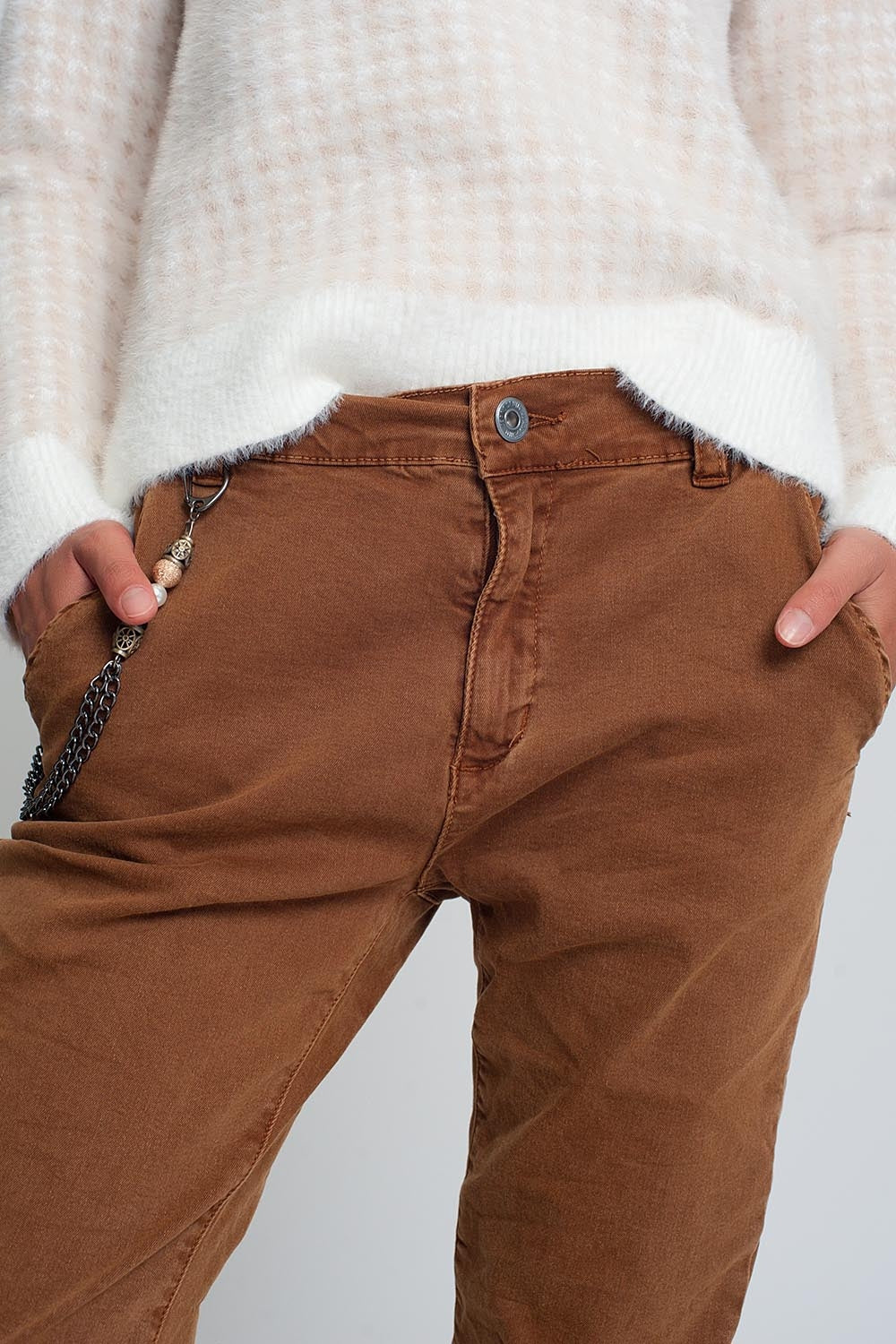 Cuffed utility pants with chain in brown - Coloured Jeans