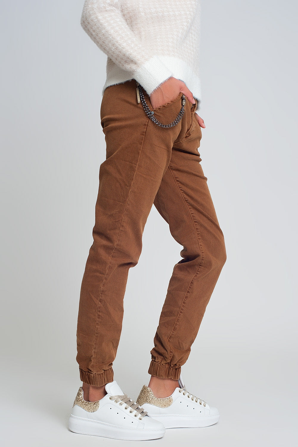 Cuffed utility pants with chain in brown - Coloured Jeans