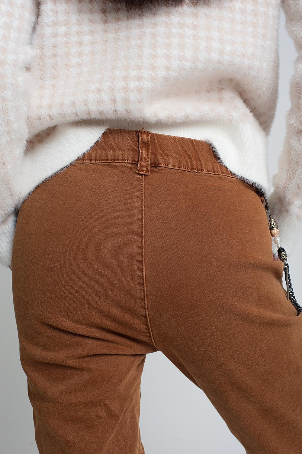 Cuffed utility pants with chain in brown - Coloured Jeans