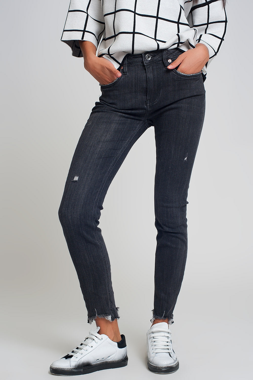 mid rise jeans in black with raw hem - Denim