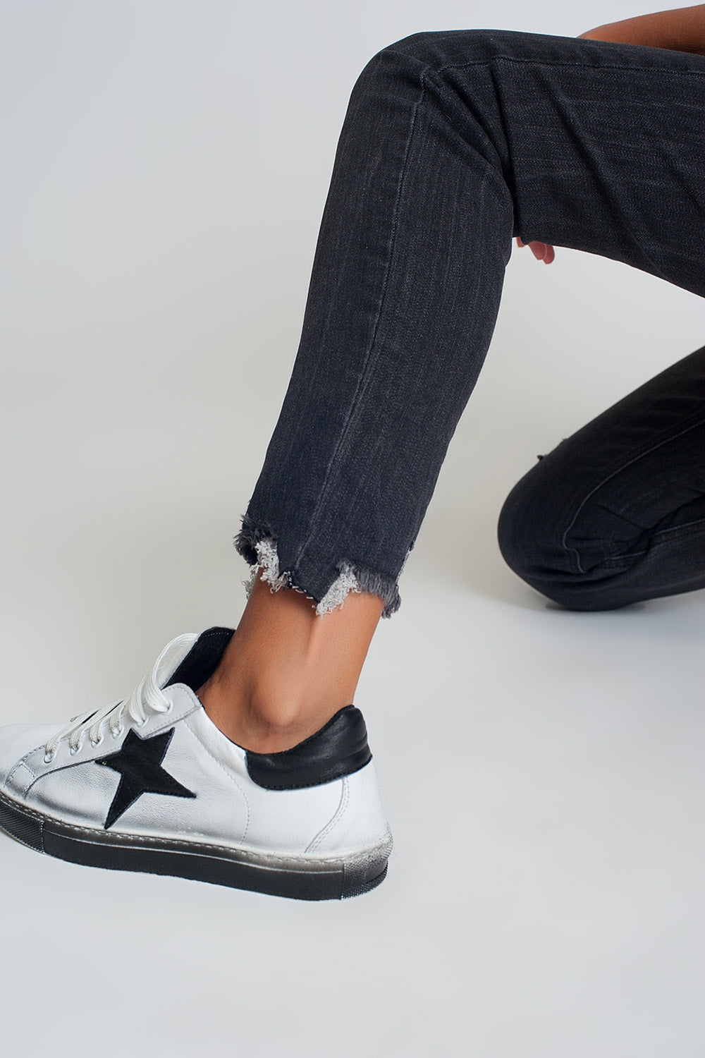 mid rise jeans in black with raw hem - Denim